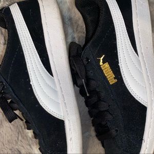 Black and white Puma women’s shoes. Worn maybe 4 times.